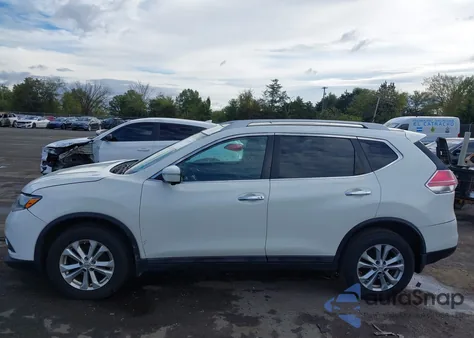 2015 Nissan Rogue Sv z USA, uszkodzony, nr VIN 5N1AT2MV7FC798402
